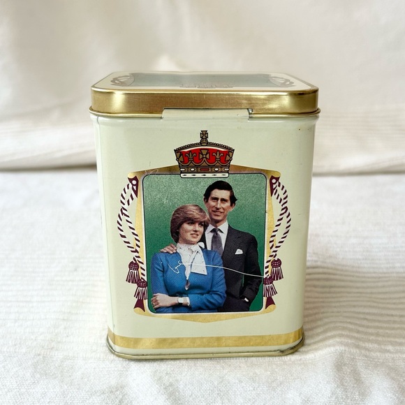 Vintage Princess Diana & Charles Wedding Royalty Tin - Picture 6 of 13